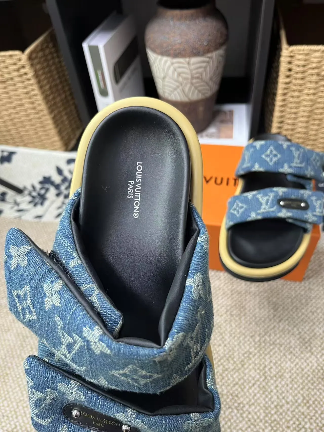 P340 yuan LV Louis Vuitton Full of high-end feel! A popular model among bloggers at home and abroad, it’s retro and fashionable, and looks stunning on your feet! Mainly recommended model on the official website★ ━━━━━ ЅᏇєєt ━━━━━ ▪️Upper: original calfskin ➕5D printing process ▪️Inner: imported mixed sheepskin ▪️Outsole: original molded foam outsole ▪️Size: Female 35-40 Men's 39-44 (women's 41 men's 45)